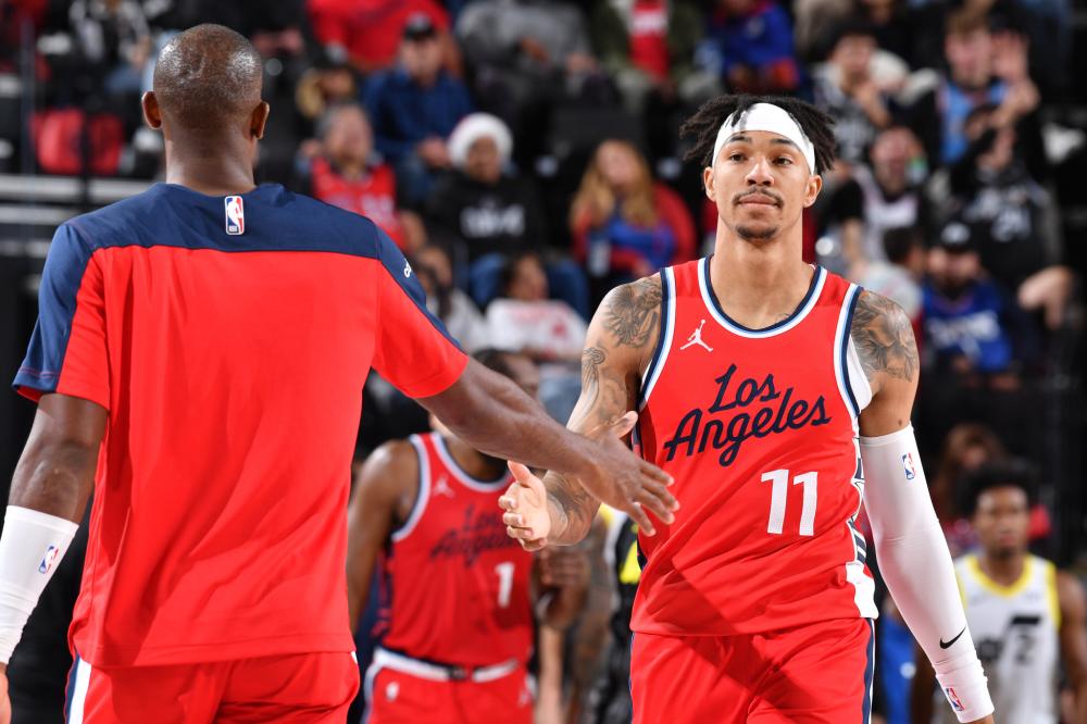 她继续活跃 她继续活跃